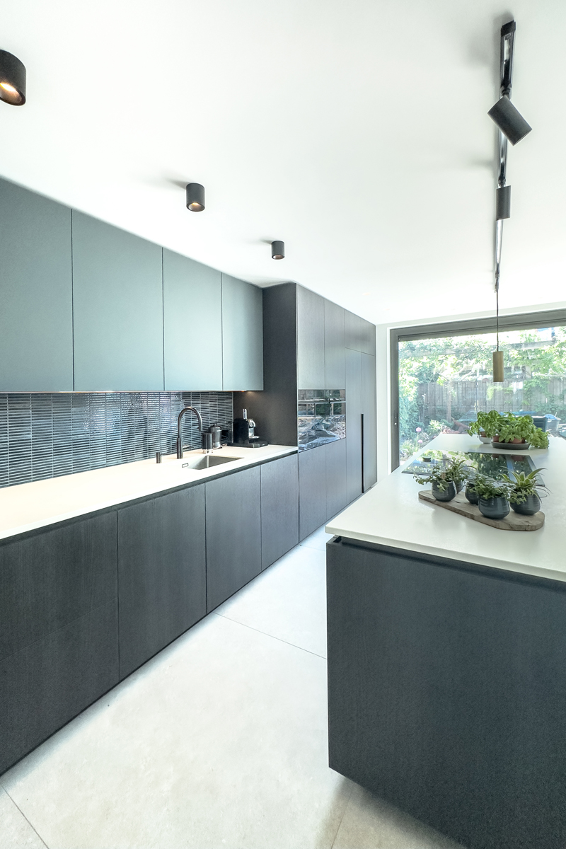 Leefkeuken met keukeneiland en verlichting in Amersfoort